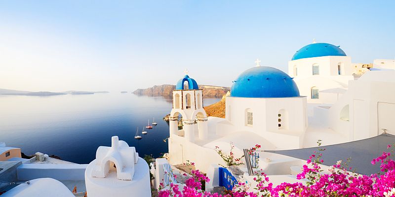 Klify, białe domy i bajeczne zachody słońca - poznaj urokliwe Santorini